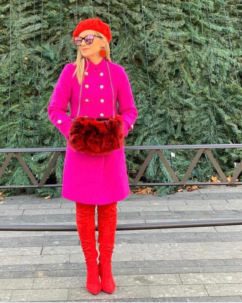 Esta experta en moda de 56 años, que reivindica que «la madurez tiene un estilo fantástico», demuestra con sus atrevidos looks que cuenta con tanta o más actitud que las 'influencers' jóvenes