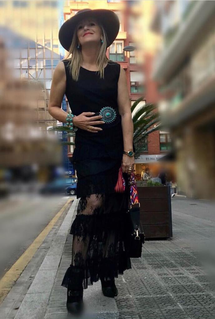 Esta experta en moda de 56 años, que reivindica que «la madurez tiene un estilo fantástico», demuestra con sus atrevidos looks que cuenta con tanta o más actitud que las 'influencers' jóvenes