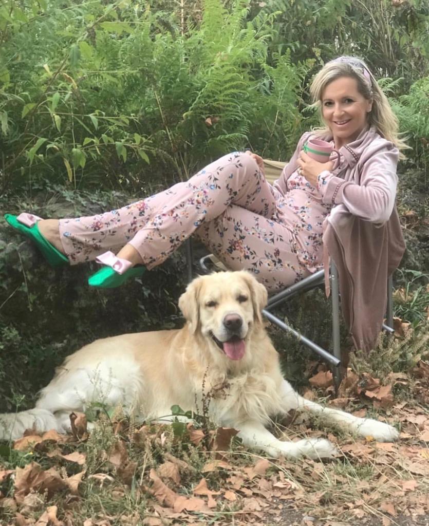 Esta experta en moda de 56 años, que reivindica que «la madurez tiene un estilo fantástico», demuestra con sus atrevidos looks que cuenta con tanta o más actitud que las 'influencers' jóvenes