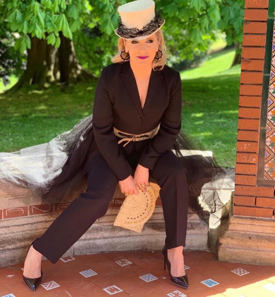 Esta experta en moda de 56 años, que reivindica que «la madurez tiene un estilo fantástico», demuestra con sus atrevidos looks que cuenta con tanta o más actitud que las 'influencers' jóvenes