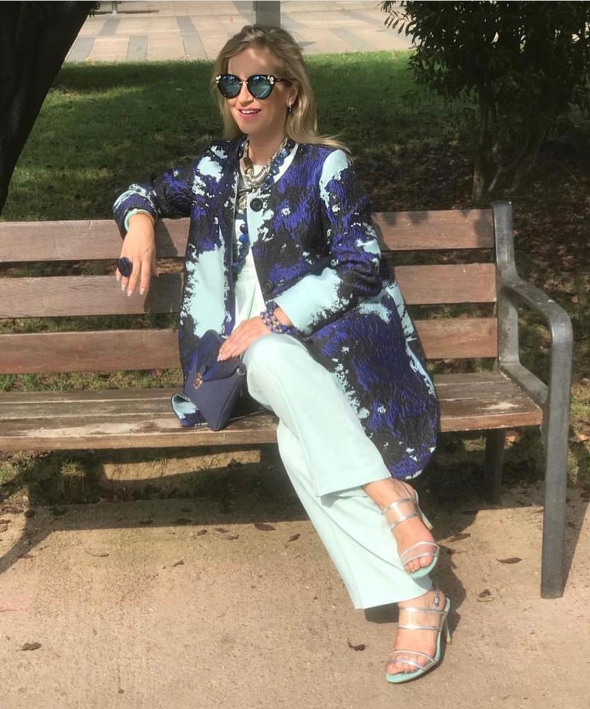 Esta experta en moda de 56 años, que reivindica que «la madurez tiene un estilo fantástico», demuestra con sus atrevidos looks que cuenta con tanta o más actitud que las 'influencers' jóvenes