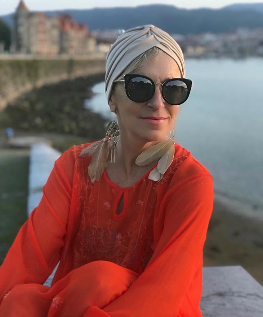 Esta experta en moda de 56 años, que reivindica que «la madurez tiene un estilo fantástico», demuestra con sus atrevidos looks que cuenta con tanta o más actitud que las 'influencers' jóvenes