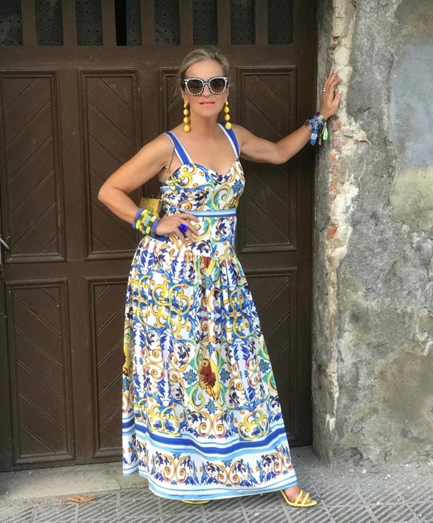 Esta experta en moda de 56 años, que reivindica que «la madurez tiene un estilo fantástico», demuestra con sus atrevidos looks que cuenta con tanta o más actitud que las 'influencers' jóvenes