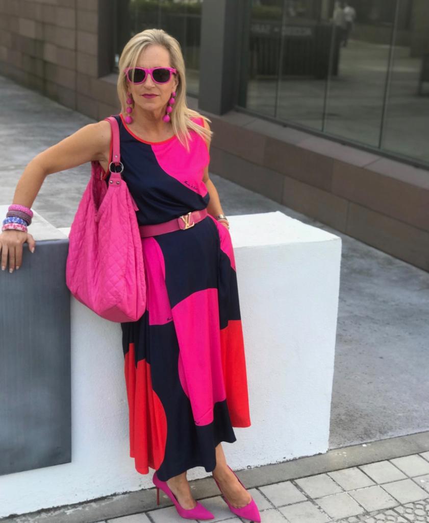 Esta experta en moda de 56 años, que reivindica que «la madurez tiene un estilo fantástico», demuestra con sus atrevidos looks que cuenta con tanta o más actitud que las 'influencers' jóvenes