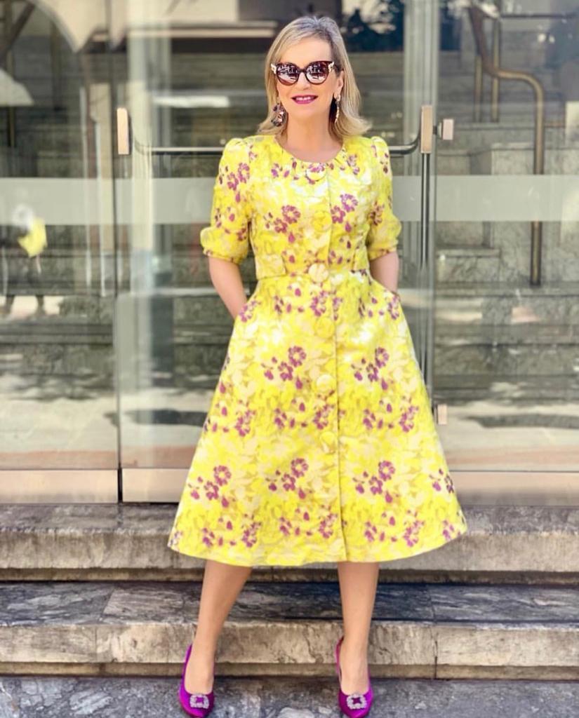 Esta experta en moda de 56 años, que reivindica que «la madurez tiene un estilo fantástico», demuestra con sus atrevidos looks que cuenta con tanta o más actitud que las 'influencers' jóvenes