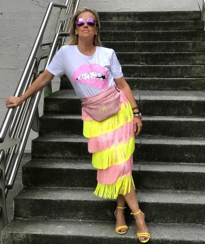 Esta experta en moda de 56 años, que reivindica que «la madurez tiene un estilo fantástico», demuestra con sus atrevidos looks que cuenta con tanta o más actitud que las 'influencers' jóvenes