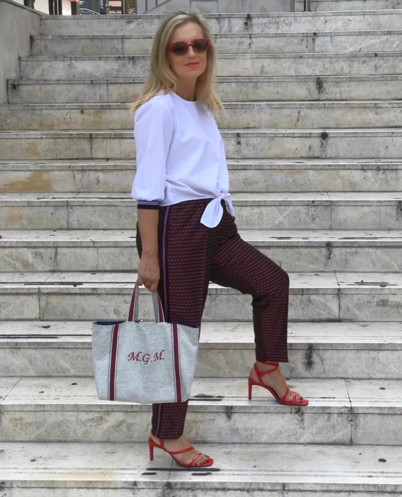 Esta experta en moda de 56 años, que reivindica que «la madurez tiene un estilo fantástico», demuestra con sus atrevidos looks que cuenta con tanta o más actitud que las 'influencers' jóvenes