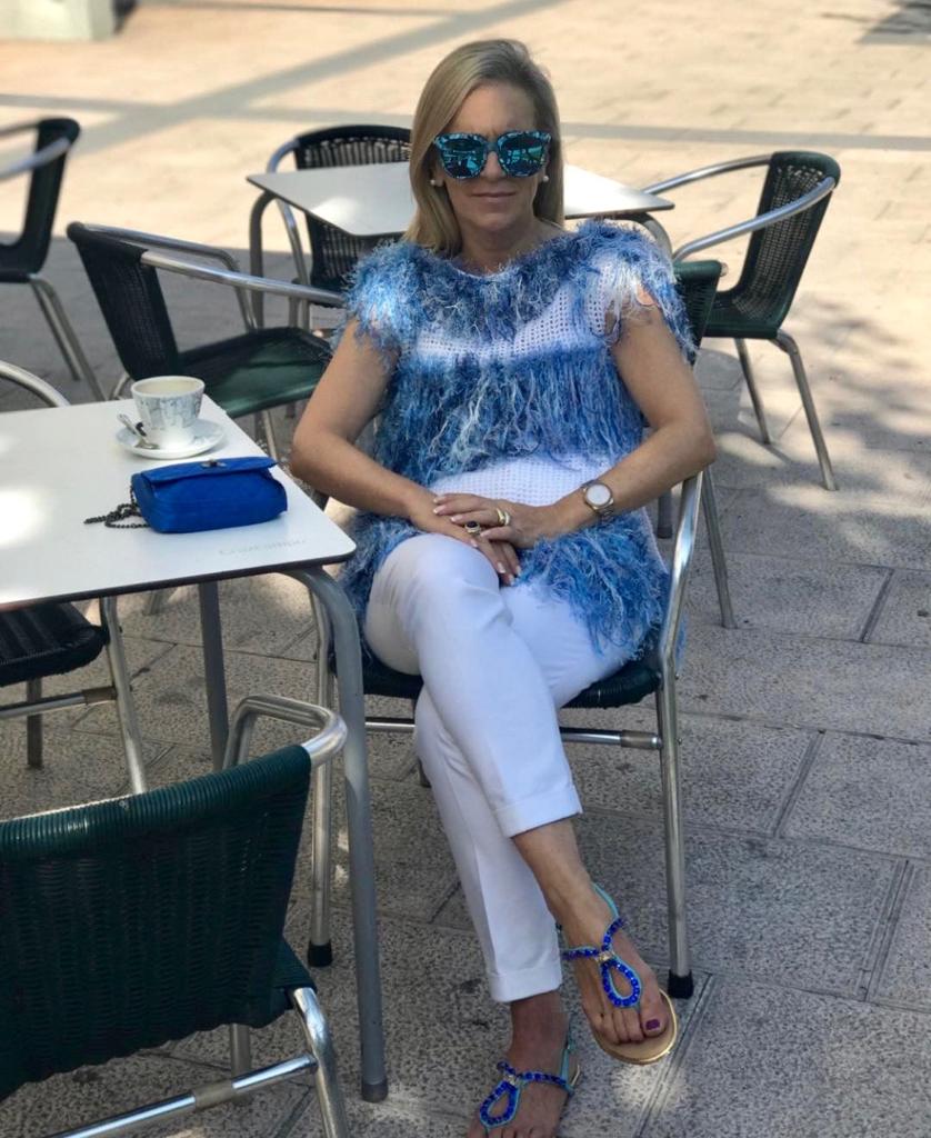 Esta experta en moda de 56 años, que reivindica que «la madurez tiene un estilo fantástico», demuestra con sus atrevidos looks que cuenta con tanta o más actitud que las 'influencers' jóvenes