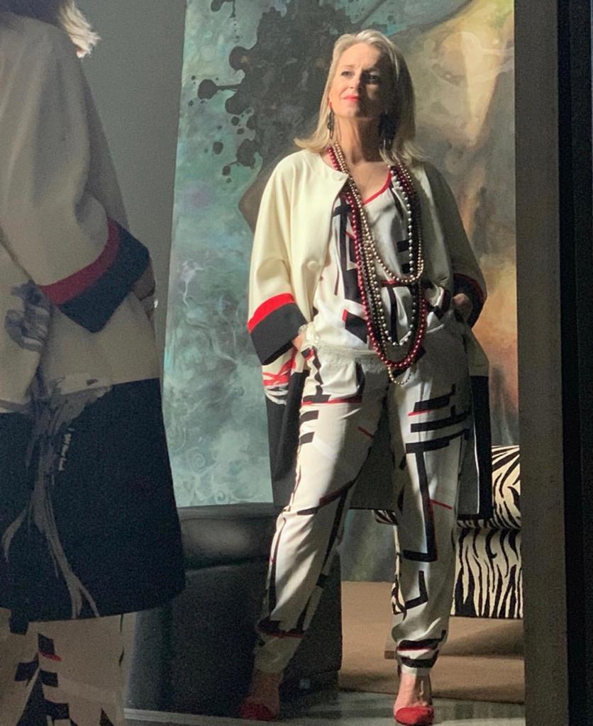 Esta experta en moda de 56 años, que reivindica que «la madurez tiene un estilo fantástico», demuestra con sus atrevidos looks que cuenta con tanta o más actitud que las 'influencers' jóvenes