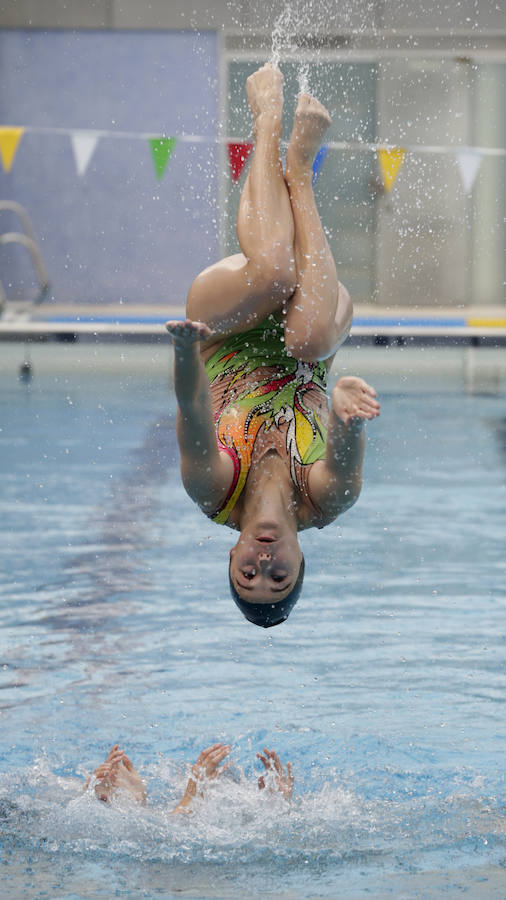 Fotos: Entrenamiento de natación sincronizada en la Sociedad Deportiva Náutica de Portugalete