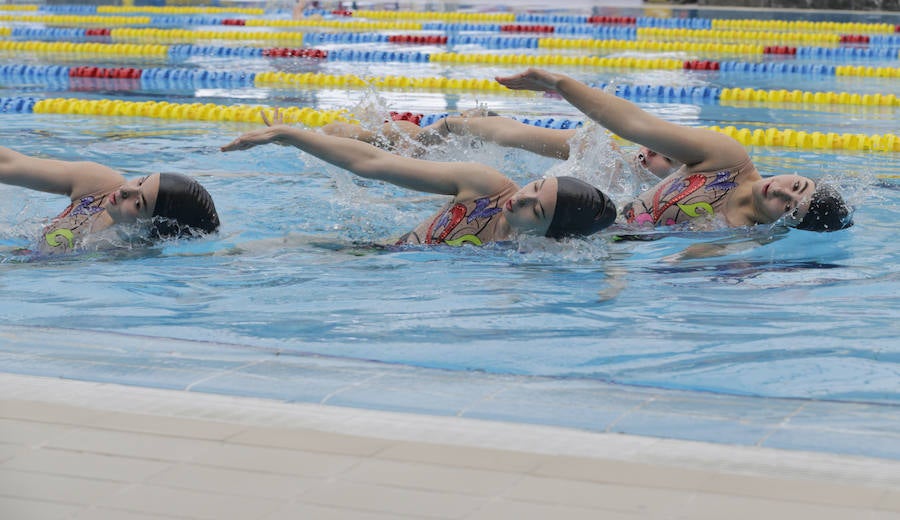 Fotos: Entrenamiento de natación sincronizada en la Sociedad Deportiva Náutica de Portugalete