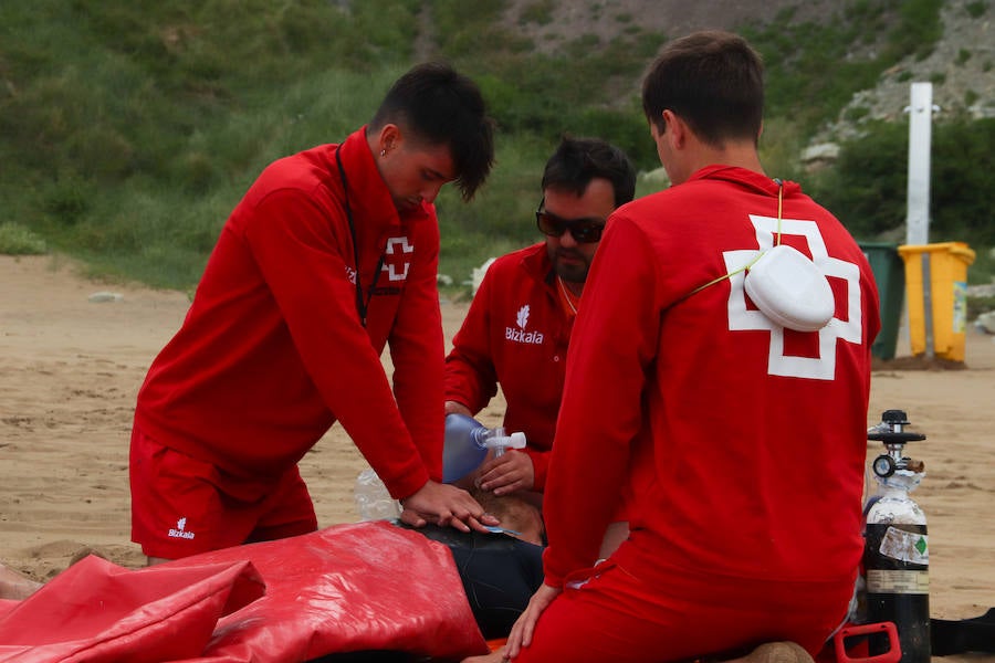 Socorristas de Cruz Roja, Ertzaintza, Osakidetza, Policía Local y técnicos de Emergencias del Gobierno vasco y Diputación han participado en un simulacro en la playa de Sopela