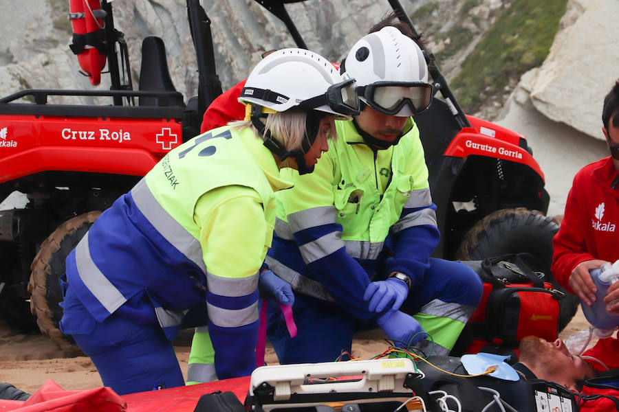 Socorristas de Cruz Roja, Ertzaintza, Osakidetza, Policía Local y técnicos de Emergencias del Gobierno vasco y Diputación han participado en un simulacro en la playa de Sopela