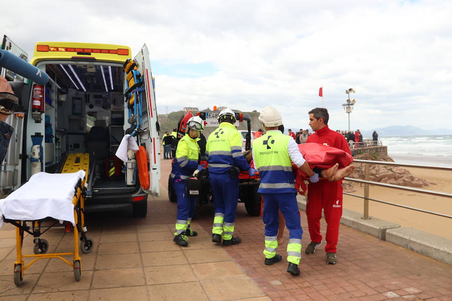 Socorristas de Cruz Roja, Ertzaintza, Osakidetza, Policía Local y técnicos de Emergencias del Gobierno vasco y Diputación han participado en un simulacro en la playa de Sopela