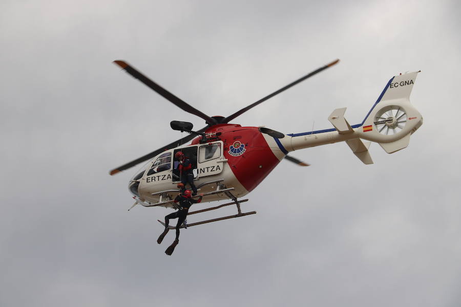 Socorristas de Cruz Roja, Ertzaintza, Osakidetza, Policía Local y técnicos de Emergencias del Gobierno vasco y Diputación han participado en un simulacro en la playa de Sopela