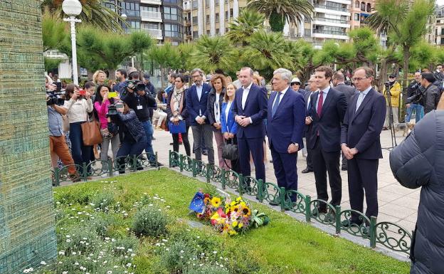 Momento de la ofrenda floral en los jardines de Alderdi Eder.