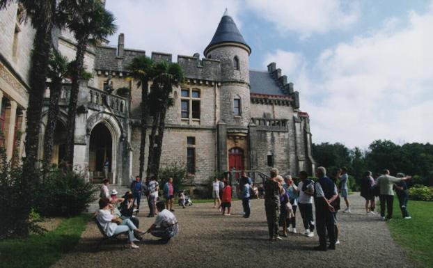 Un grupo de turistas se concentra a las puertas del castillo. 