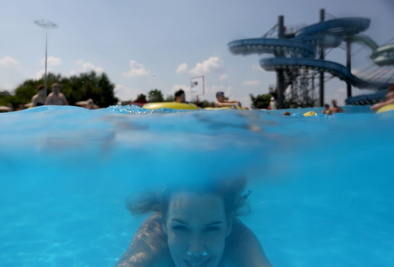 Cientos de personas disfrutan del parque acuático al aire libre "Dreamland", en Minsk (Bielorrusia). Aquapark "Dreamland" es considerado uno de los parques acuáticos al aire libre más grandes de Europa y cubre nueve hectáreas. Los medios locales informan que Minsk está experimentando temperaturas de verano de hasta 33 grados centígrados. 