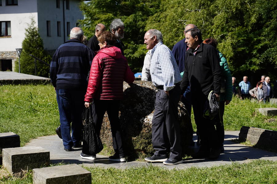 Más de un centenar de cabezas y 26 puestos agrícolas participan en el tradicional mercado