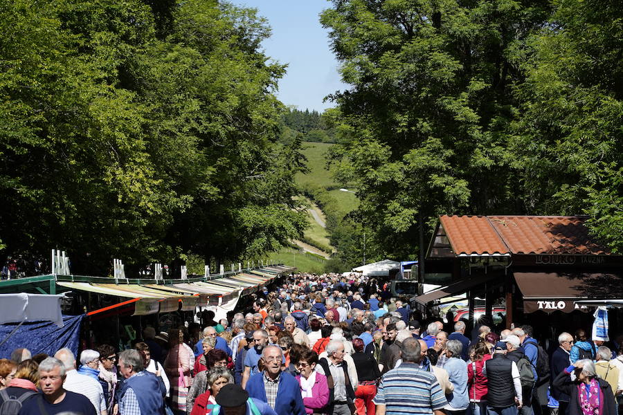 Más de un centenar de cabezas y 26 puestos agrícolas participan en el tradicional mercado