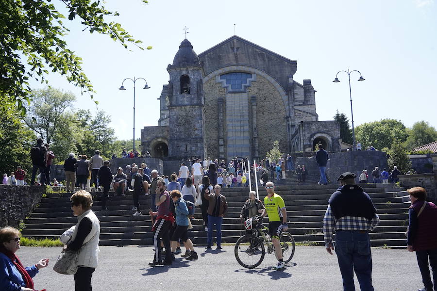 Más de un centenar de cabezas y 26 puestos agrícolas participan en el tradicional mercado
