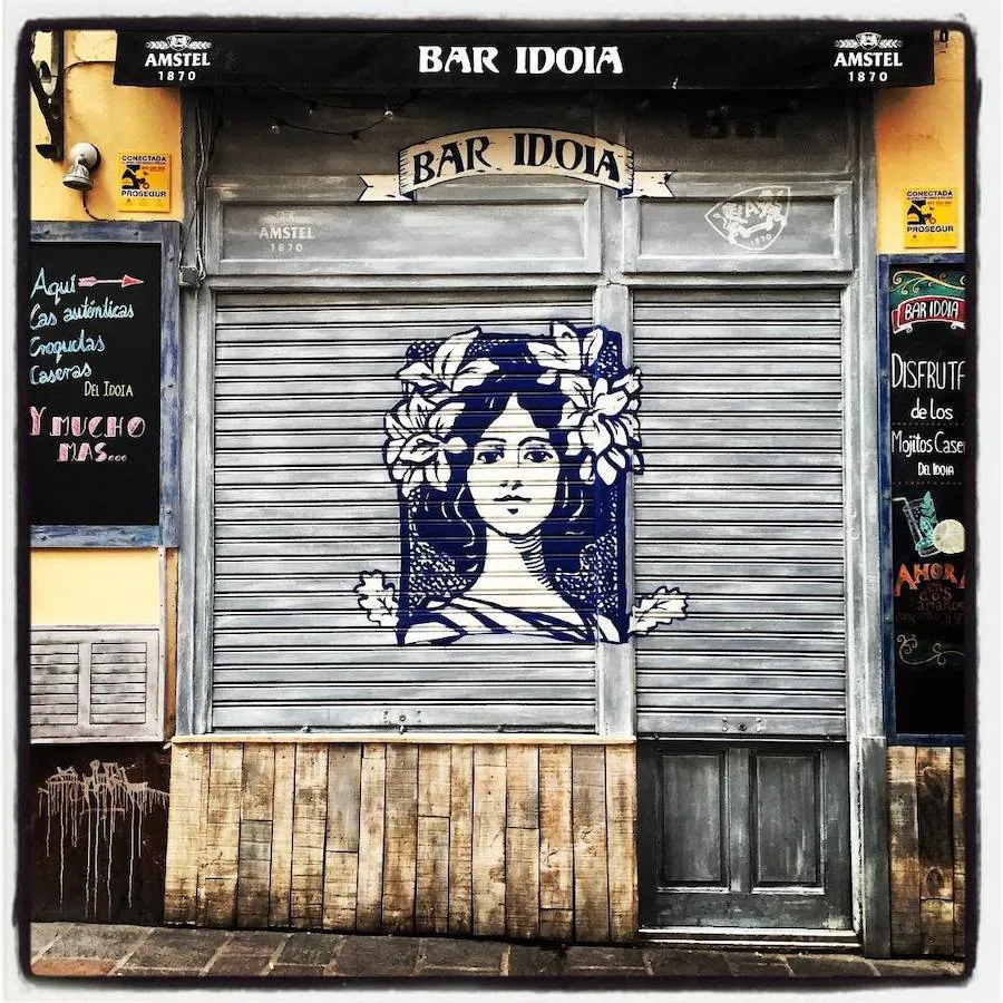 El bar Idoia, ubicado en la calle Cuchillería, tiene también su persiana exterior pintada.