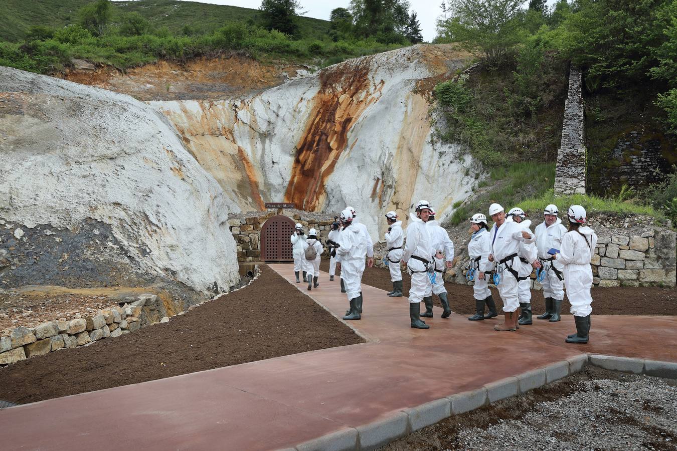 Se trata de una visita minera que permite recorrer dos kilómetros de galerías. Tiene una duración de cuatro hora sy se necesita buen estado físico para hacerla. Fue inaugurada por el presidente de Cantabria, Miguel Ángel Revilla