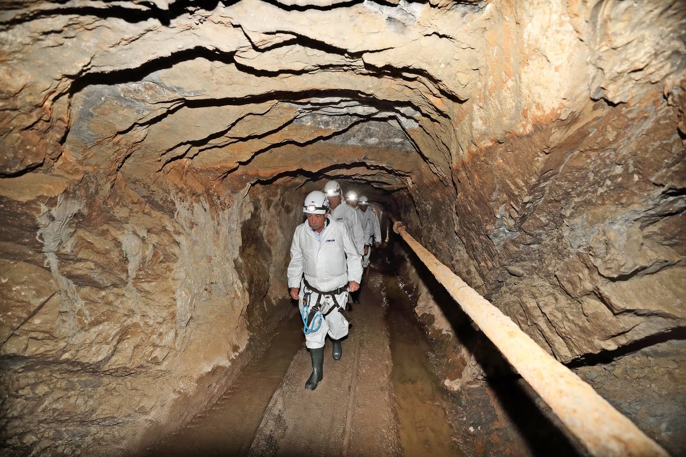 Se trata de una visita minera que permite recorrer dos kilómetros de galerías. Tiene una duración de cuatro hora sy se necesita buen estado físico para hacerla. Fue inaugurada por el presidente de Cantabria, Miguel Ángel Revilla