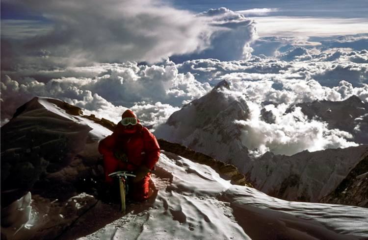 Un alpinista en la cima.