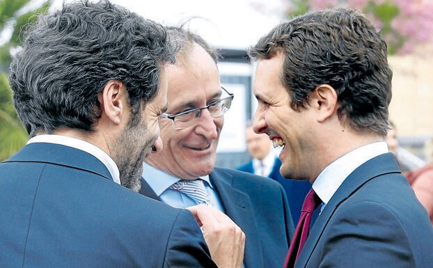 Casado bromea con Alfonso Alonso y Borja Sémper durante su visita de ayer a San Sebastián.