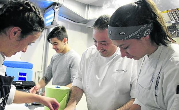 Raúl Cabrera y su equipo preparando la cena en la sociedad Aldapa de Ermua. 