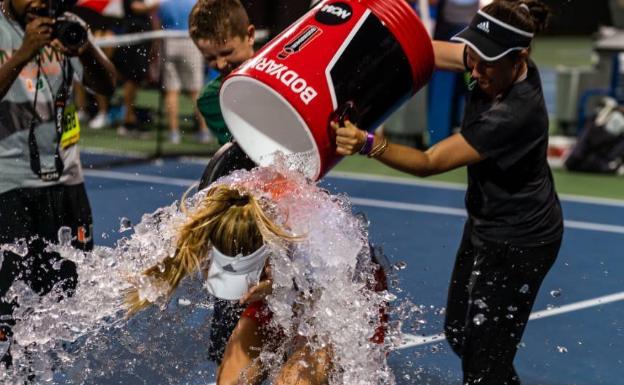 Durante la celebración, bañándola en agua congelada. 