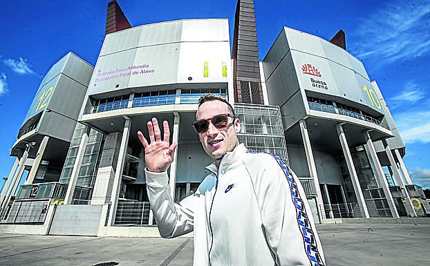 Un último saludo de Marcelinho Huertas a las puertas del Buesa Arena, su hogar deportivo durante las dos últimas temporadas.