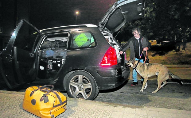 Luis, al que todo el mundo llama Willy, ultima los preparativos de su viaje a Galicia en la madrugada de ayer.