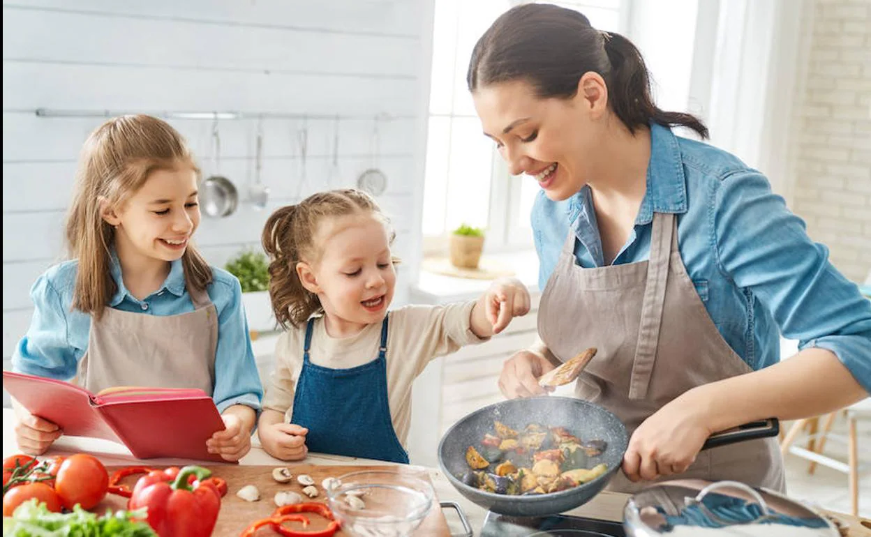 Hay que enseñar a los niños a comer en casa