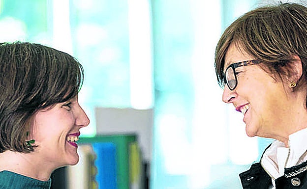 Ane trabaja a las órdenes de Cristina. 