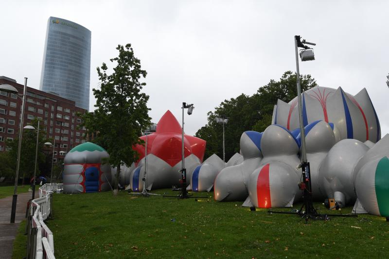 Treinta instalaciones y espectáculos llenos de luz y creatividad transformaron la villa en una fiesta durante la primera de las dos jornadas de su Gau Zuria