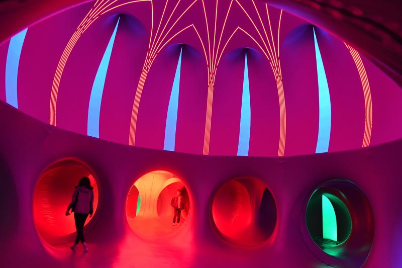 Treinta instalaciones y espectáculos llenos de luz y creatividad transformaron la villa en una fiesta durante la primera de las dos jornadas de su Gau Zuria