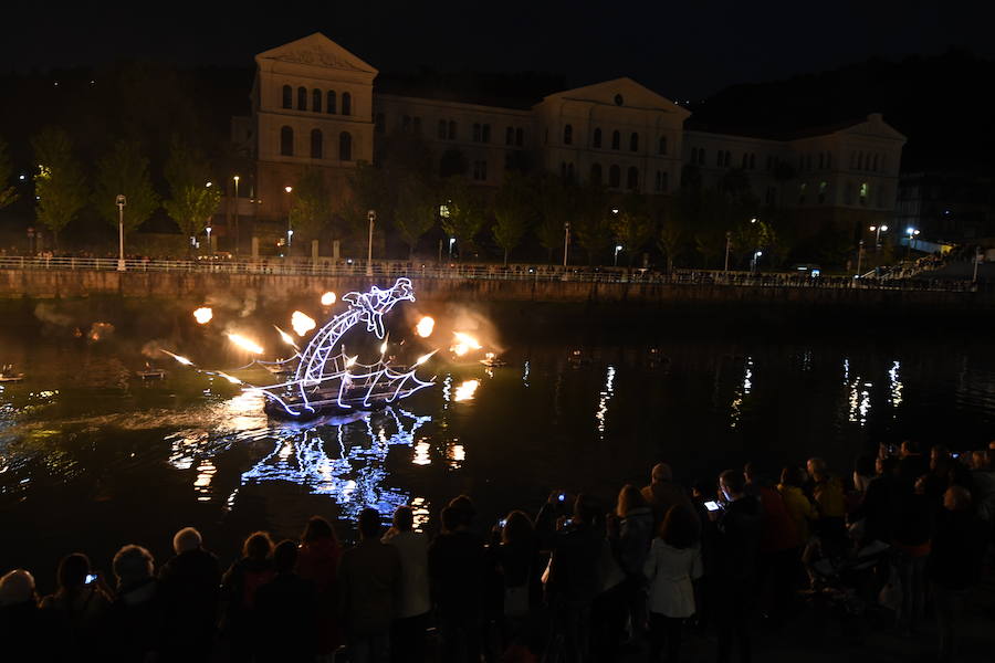 Treinta instalaciones y espectáculos llenos de luz y creatividad transformaron la villa en una fiesta durante la primera de las dos jornadas de su Gau Zuria