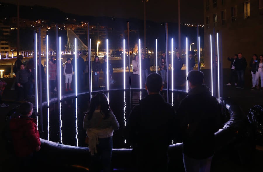 Treinta instalaciones y espectáculos llenos de luz y creatividad transformaron la villa en una fiesta durante la primera de las dos jornadas de su Gau Zuria