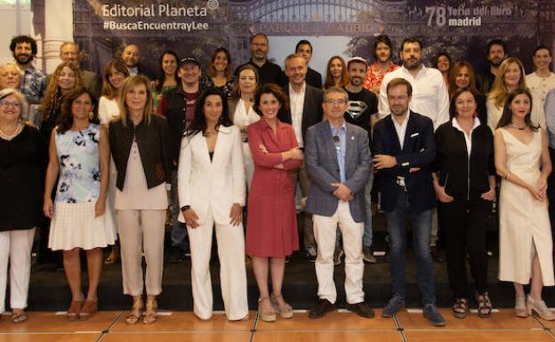 Algunos de los 38 autores de Planeta reunidos ayer en la Feria del Libro de Madrid 