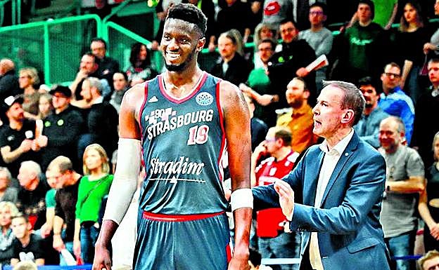 Youssoupha Fall recibe instrucciones de Vincent Collet durante un duelo del Estrasburgo la pasada temporada.