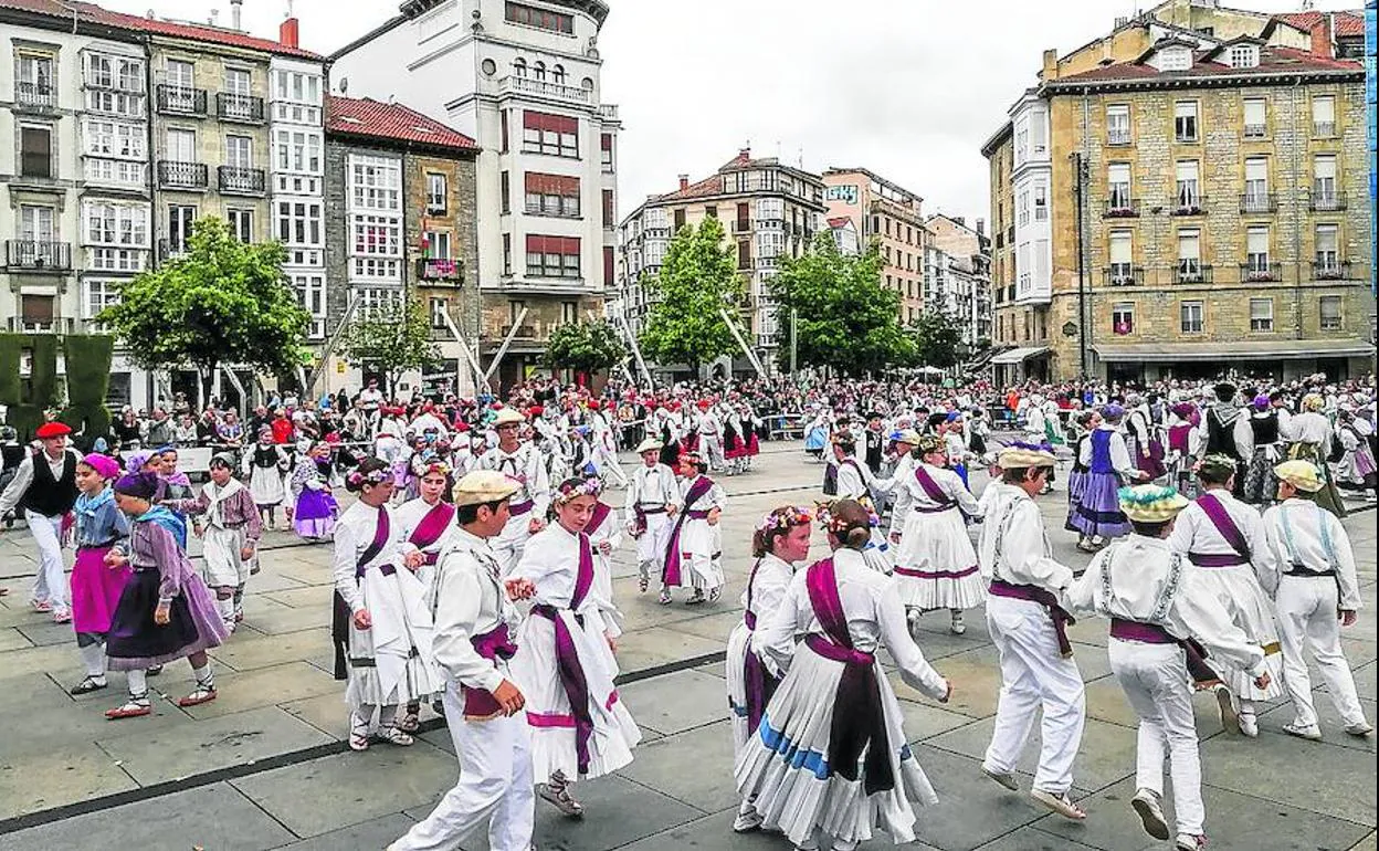 Cientos de dantzaris toman Vitoria