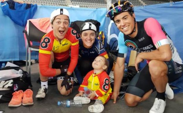 Leire Olaberria en una prueba en Mallorca junto a su hijo Javier. 