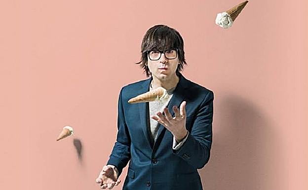 Luis Piedrahita hace malabares con helados en el cartel del show