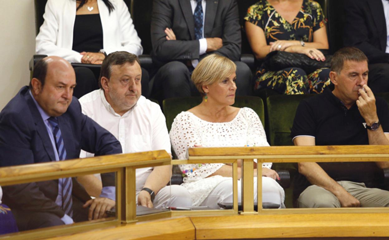 Andoni Ortuzar, José Antonio Suso y Arnaldo Otegi en el Parlamento vasco.