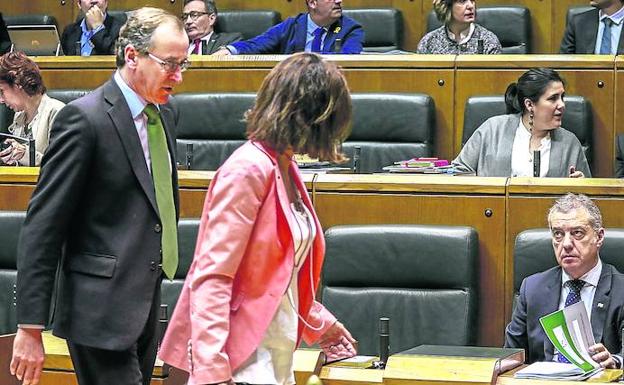 Alfonso Alonso y Laura Garrido abandonan ayer el pleno ante la mirada de Iñigo Urkullu.