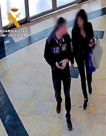 Imagen secundaria 2 - El dispositivo para desactivar las alarmas, y los presuntos autores, en un centro comercial de Logroño. 