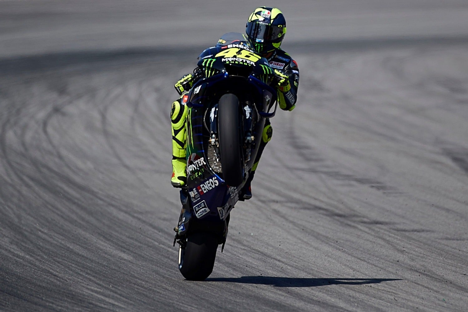 El piloto italiano de MotoGP, Valentino Rossi, del equipo Monster Energy Yamaha, hace un caballito durante la tercera sesión de entrenamientos libres en el Circuito de Barcelona-Cataluña. Previo al Gran Premio de Cataluña de Motociclismo. 