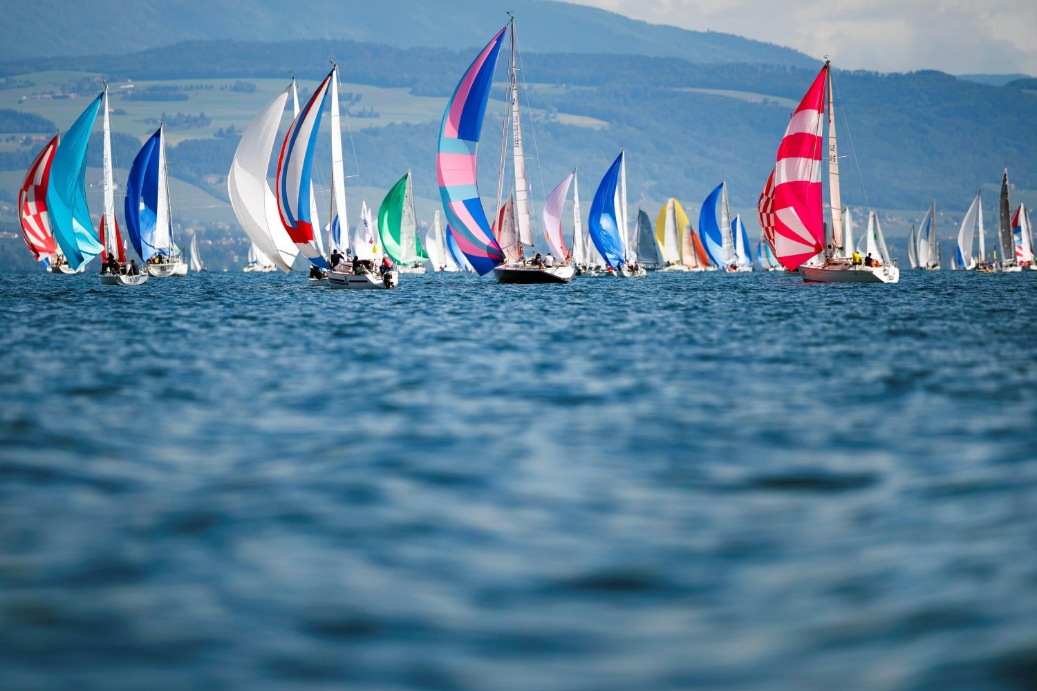 Vista general de la salida de los barcos en la 81 Bol d'Or Mirabaud en el Lago Leman en Ginebra, Suiza. Cerca de 500 embarcaciones estaban en la línea de salida para recorrer un circuito de 123 km, desde Ginebra hasta Bouveret y vuelta. 